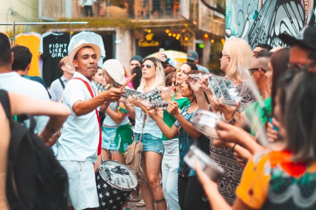 Nos últimos anos, o período de festas carnavalescas tem se expandido. Blocos, escolas de samba e outros grupos começam a se apresentar meses antes da data oficial (Foto: Pexels)