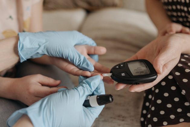 A criança, diagnosticada com diabetes, precisou do medicamento para sobreviver, mas os pais acreditavam que Deus poderia curá-la (Foto: Pexels)