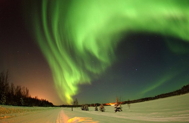 Isso gera luzes coloridas no céu. O oxigênio produz tons verdes e vermelhos, enquanto o nitrogênio cria azul e rosa (Foto: Pexels)