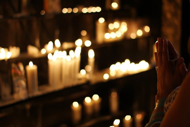 Eles suspenderam as injeções de insulina e, ao invés de procurar ajuda médica, reuniram membros do grupo religioso ao redor da filha para rezar (Foto: Pexels)