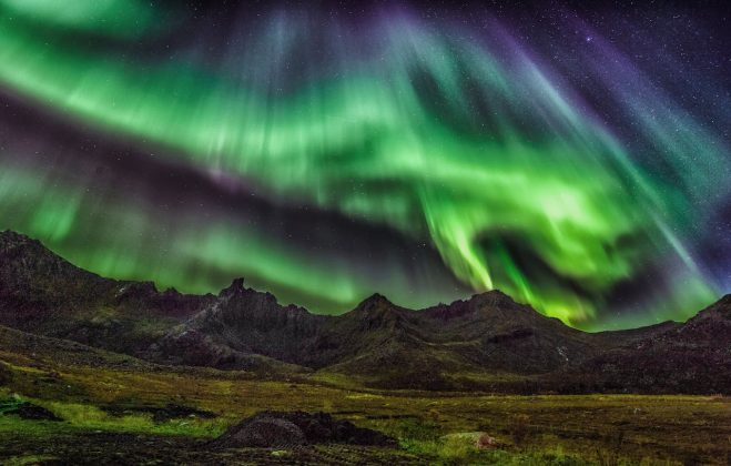 Auroras boreais surgem da interação entre partículas solares e o campo magnético da Terra. Essas partículas colidem com gases da atmosfera, como oxigênio e nitrogênio (Foto: Pexels)