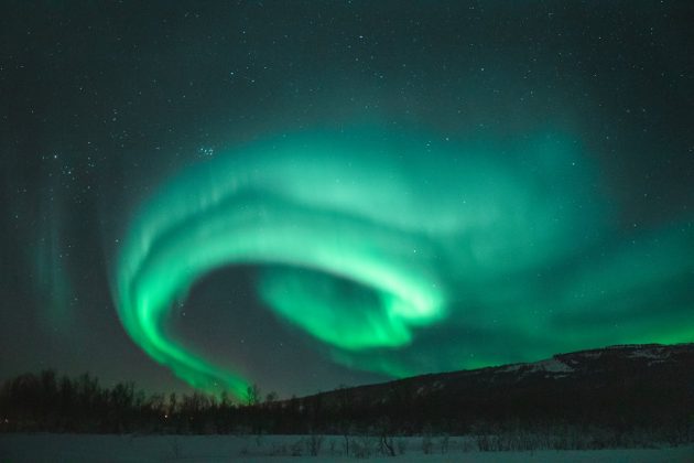 A Noruega é um dos melhores lugares para ver auroras boreais. Elas ocorrem com mais frequência entre setembro e março. Em períodos de tempestade solar, podem ser vistas até em outras regiões. A última grande tempestade solar foi registrada em outubro de 2024 (Foto: Pexels)