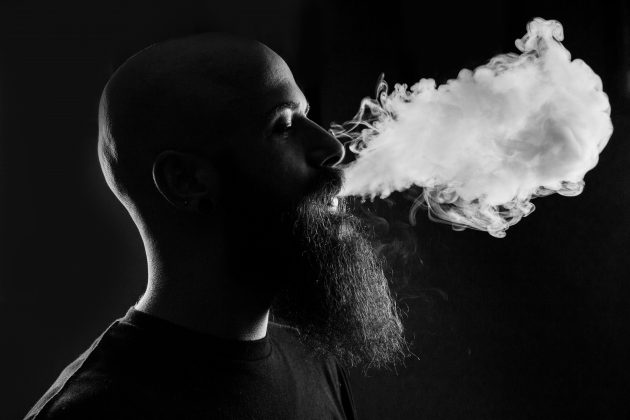 Estudo aponta mudanças significativas na boca de usuários de cigarro eletrônico e aumento do risco de doenças (Foto: Unsplash)