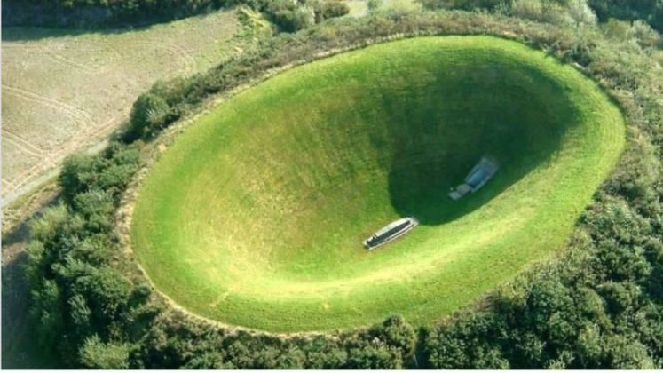 Escondido entre as colinas de West Cork, na Irlanda, o Sky Garden surpreende os visitantes com sua proposta incomum (Foto: X)