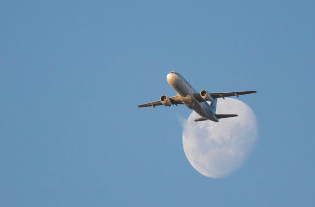 Segundo relatos, o corpo da mulher permaneceu na cabine até o pouso, coberto apenas por um cobertor (Foto: Unsplash)
