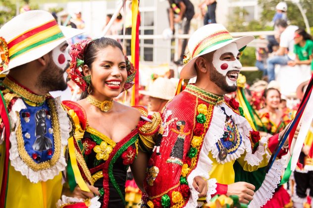 Nos anos seguintes, o Carnaval se profissionalizou, com o surgimento de desfiles grandiosos e a construção do Sambódromo no Rio de Janeiro, em 1984. O evento passou a movimentar bilhões de reais e atrair turistas do mundo inteiro. De festa popular, o Carnaval se tornou um dos maiores negócios culturais do Brasil, refletindo a riqueza e diversidade da cultura brasileira (Foto: Pixabay)