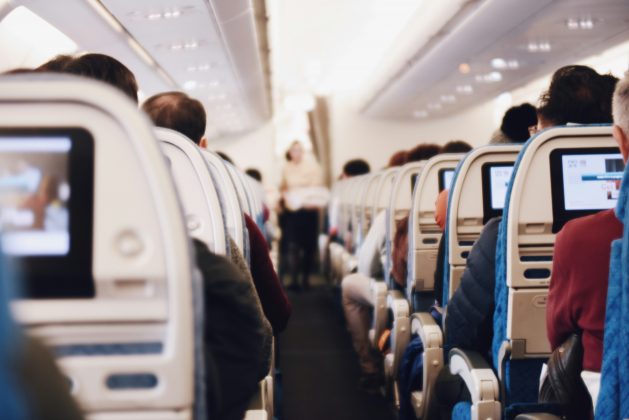 Mulher faleceu em trajeto de 14 horas entre Melbourne e Doha, e corpo permaneceu na cabine até o pouso (Foto: Unsplash)