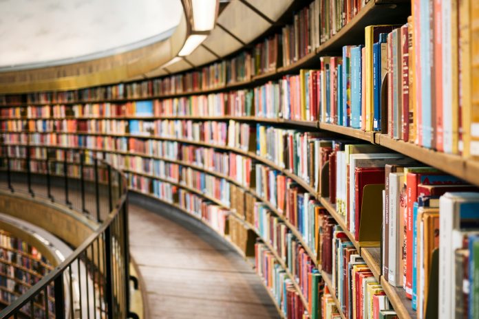 Uma nova pesquisa da organização PEN America aponta um crescimento preocupante da censura a livros e obras de arte nos Estados Unidos (Foto: Unsplash) Uma nova pesquisa da organização PEN America aponta um crescimento preocupante da censura a livros e obras de arte nos Estados Unidos (Foto: Unsplash)