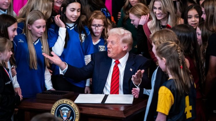 O presidente dos Estados Unidos, Donald Trump, assinou nesta quarta-feira (5) uma ordem executiva que proíbe a participação de atletas transgêneros em competições femininas (Foto: X)