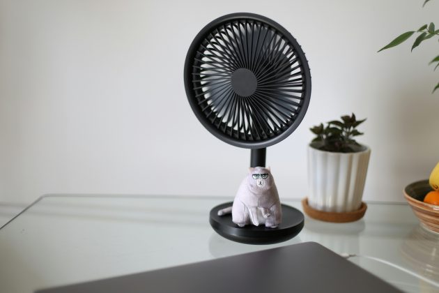 No entanto, em regiões com baixa umidade, o suor evapora rapidamente e o fluxo de ar quente gerado pelo ventilador pode acabar sobrecarregando o organismo, tornando o calor ainda mais desconfortável (Foto: Unsplash)