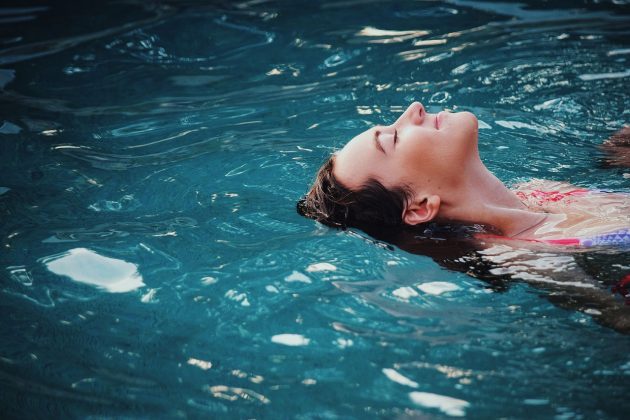 A endocrinologista Lívia Marcela explica que o risco está no esforço dentro da água, não no simples ato de entrar na piscina (Foto: Pixabay)