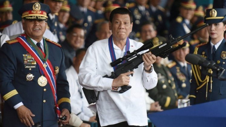 Duterte governou as Filipinas entre 2016 e 2022 e foi responsável por uma política de repressão ao tráfico de drogas que, segundo números oficiais, resultou na morte de 6.200 suspeitos em confrontos com a polícia (Foto: X)