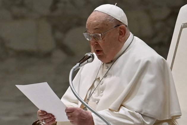 O Papa Francisco permanece sob cuidados médicos no hospital Gemelli, em Roma, após enfrentar uma crise respiratória na sexta-feira, 28 (Foto: X)