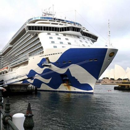 A embarcação, identificada como Crown Princess, da empresa Princess Cruises, passou por uma mudança brusca de curso devido ao mau tempo (Foto: X)