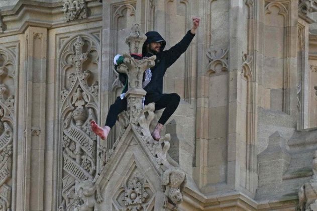 Durante a escalada, o ativista retirou os sapatos e, ao subir ainda mais alto, feriu os pés, deixando marcas de sangue na estrutura da torre (Foto: X)