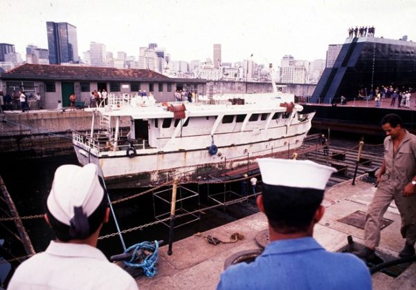 A embarcação, lotada com 142 passageiros a bordo, fazia um passeio pela orla do Rio de Janeiro para assistir aos fogos de Copacabana quando naufragou poucos minutos antes da meia-noite (Foto: X)