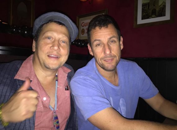 A amizade entre os dois atores começou no início dos anos 90. (Imagem: reprodução instagram @iamrobschneider)