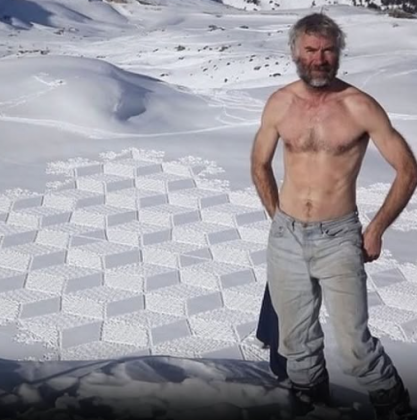 "Simon Beck, um artista britânico, dedica longas horas a caminhar sobre a neve." (Imagem: reprodução Instagram)