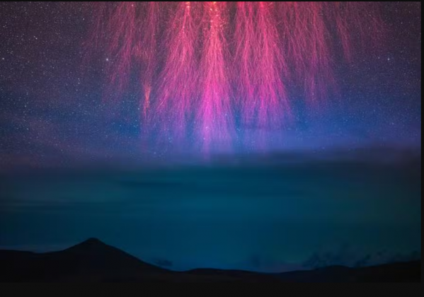 Esse tipo específico de descarga elétrica não ocorre dentro das nuvens, como os raios comuns, mas muito acima delas, como resultado de intensas perturbações na atmosfera superior (Foto: X)