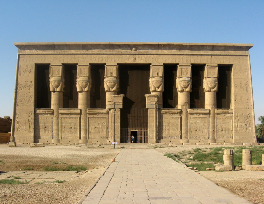 Enquanto os turistas se impressionam com a arquitetura e os detalhes do templo, é comum também se encantarem com Cece — a felina que, sem pedir licença, tornou-se parte da atmosfera mística que ainda habita esse pedaço da história egípcia (Foto: X)