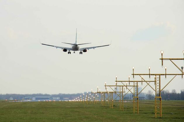 Ele entrou na pista e se posicionou na frente da aeronave, que já estava prestes a decolar (Foto: X)