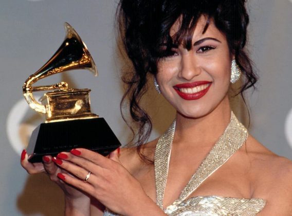 Selena, considerada um ícone cultural, permanece viva na memória dos fãs e é celebrada como uma das maiores vozes da música latina (Foto: X)