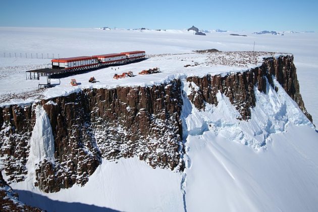 O que deveria ser uma missão científica em um dos locais mais isolados do planeta se transformou em um pesadelo para dez pesquisadores sul-africanos na base polar Sanae IV, na Antártica (Foto: X)