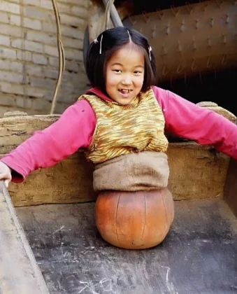 Seu avô teve a ideia de usar uma bola de basquete para ajudá-la a se mover. (Imagem: reprodução Instagram)