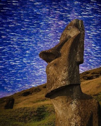 As estátuas gigantes parecem observar as estrelas no trabalho de Dremali. (Imagem: reprodução Instagram @Advil)