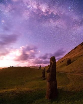 A Ilha de Páscoa é conhecida por suas estátuas monumentais e paisagens vulcânicas. (Imagem: reprodução Instagram @Advil)