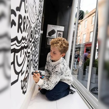 "Joe Whale, mais famoso como 'Doodle Boy', converteu seus desenhos feitos em sala de aula em uma carreira artística brilhante!" (Imagem: reprodução instagram)