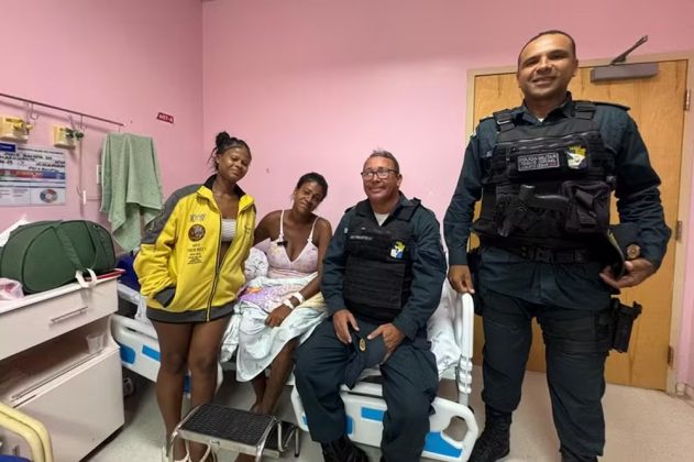 Joyce pegou carona com os policiais, mas o parto aconteceu antes que conseguisse chegar ao hospital. O trabalho de parto se intensificou rapidamente, e o bebê nasceu dentro da viatura, a caminho da maternidade (Foto: Reprodução/Polícia Militar do Estado de Sergipe)