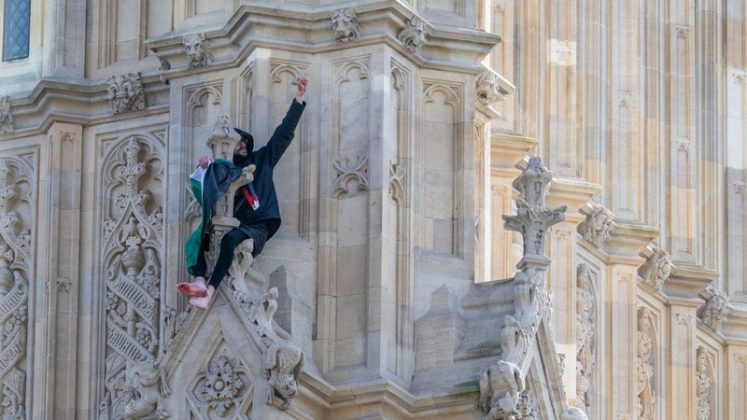 Um homem escalou a Elizabeth Tower, onde está localizado o sino Big Ben, em Londres, para realizar um protesto em apoio à Palestina (Foto: X)