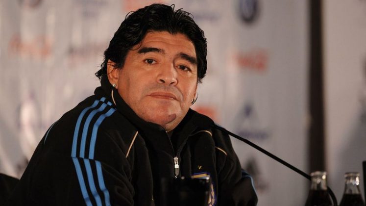 Quatro anos após a morte de Diego Maradona, a Justiça argentina inicia nesta terça-feira (11) o julgamento de sete profissionais de saúde acusados de envolvimento no caso (Foto: X)