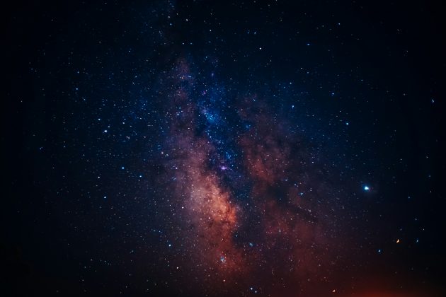 Utilizando a Via Láctea como referência, os cientistas calcularam a frequência de supernovas ocorridas a até 65 anos-luz do Sol e compararam os dados com registros geológicos de extinções em massa (Foto: Unsplash)