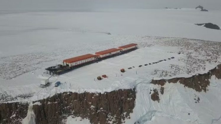 A estação Sanae IV, localizada na remota Costa da Rainha Maud, é fundamental para o avanço de pesquisas sobre mudanças climáticas, magnetismo terrestre, auroras polares e a camada de ozônio (Foto: X)