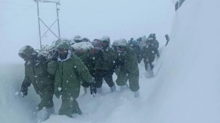 Equipes de resgate salvaram mais de 40 trabalhadores da construção civil que ficaram soterrados após uma avalanche atingir um canteiro de obras no estado de Uttarakhand, na Índia (Foto: X)