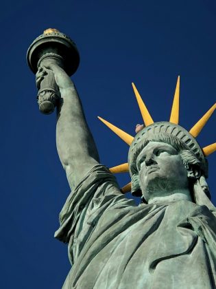 Segundo o parlamentar, o governo americano estaria traindo os princípios que a estátua representa (Foto: Unsplash)