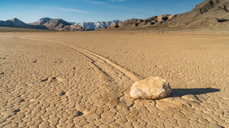 Por décadas, o deslocamento misterioso de pedras na Racetrack Playa, um lago seco no Parque Nacional do Vale da Morte, intrigou cientistas e visitantes (Foto: X)