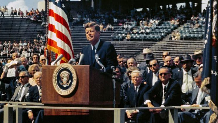 Mais de seis décadas após o assassinato de John F. Kennedy, novos documentos desclassificados pelo governo dos Estados Unidos trazem à tona detalhes até então desconhecidos sobre o contexto político da época (Foto: X)