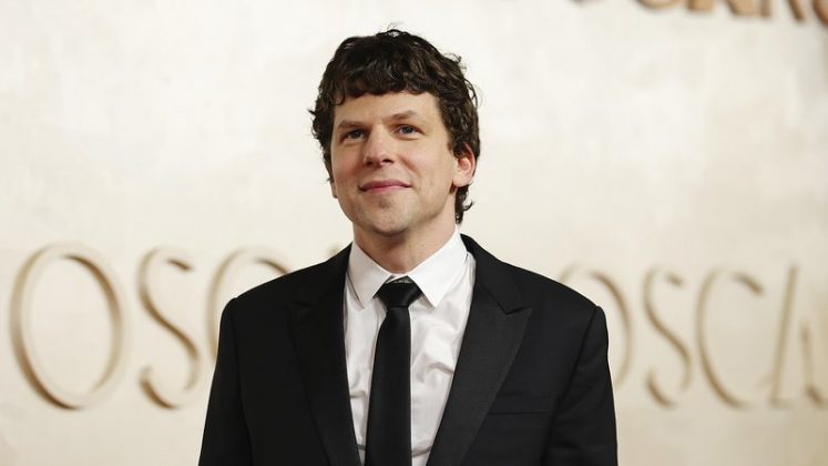 O ator Jesse Eisenberg, conhecido por sua atuação em "A Rede Social", foi reconhecido como cidadão polonês em uma cerimônia realizada em Nova York (Foto: X)