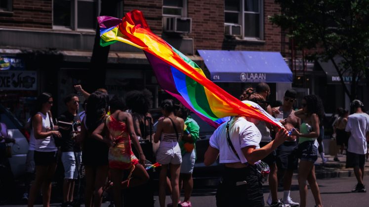 O Parlamento húngaro recebeu nesta segunda-feira um novo projeto de lei que busca impedir a realização da Parada do Orgulho LGBTQ+ no país (Foto: Unsplash)