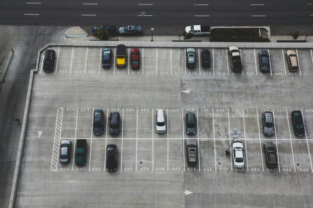 A PM iniciou as buscas e, pouco tempo depois, encontrou o carro estacionado em frente a uma igreja na Praça Ex-Combatentes (Foto: X)