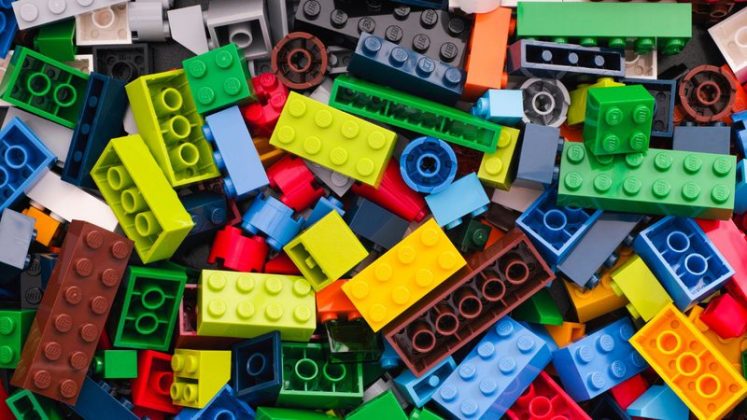 Os conjuntos da LEGO sempre atraíram fãs e colecionadores, mas poucos alcançam valores tão impressionantes quanto a edição especial do icônico dróide C-3PO (Foto: Unsplash)