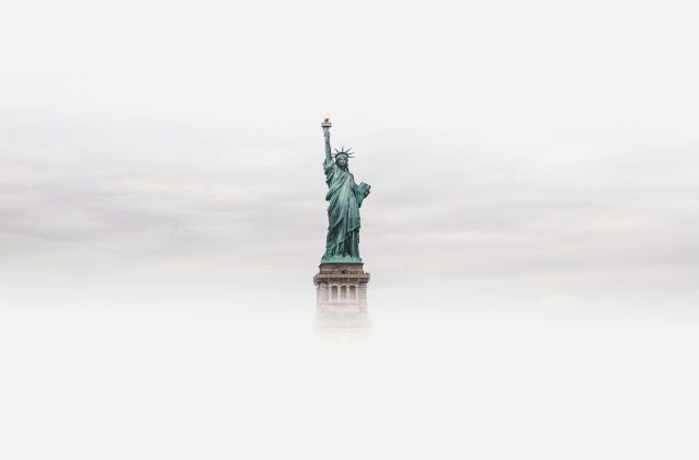 Localizada em Nova York, a escultura se transformou em um dos ícones mais reconhecidos da democracia ocidental (Foto: Unsplash)