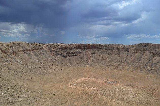 De acordo com os pesquisadores, a rocha espacial teria atingido o planeta a uma velocidade estimada de 36 mil km/h, lançando fragmentos por vastas áreas da superfície terrestre — que, na época, era majoritariamente coberta por oceanos (Foto: Unsplash)