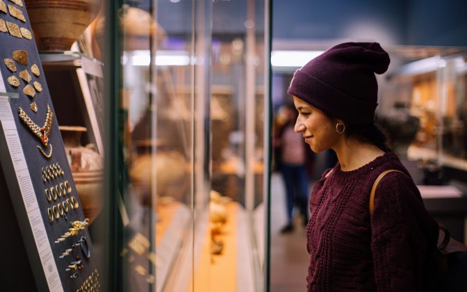 Uma paciente de 26 anos, em tratamento para esgotamento, relatou que a visita a um dos museus trouxe “um pouco de luz para a escuridão”, destacando o impacto positivo da experiência (Foto: Unsplash)