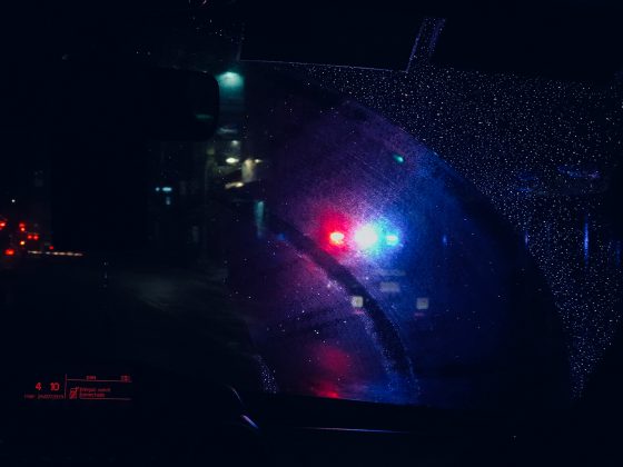 Dentro do carro da jovem, também foram encontradas duas latas abertas de bebida alcoólica (Foto: X)