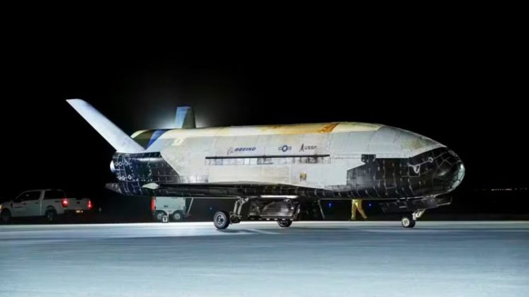 Uma missão ultrassecreta da Força Espacial dos Estados Unidos chegou ao fim na última sexta-feira (7), quando o veículo espacial X-37B retornou à Terra após 434 dias em órbita (Foto: X)