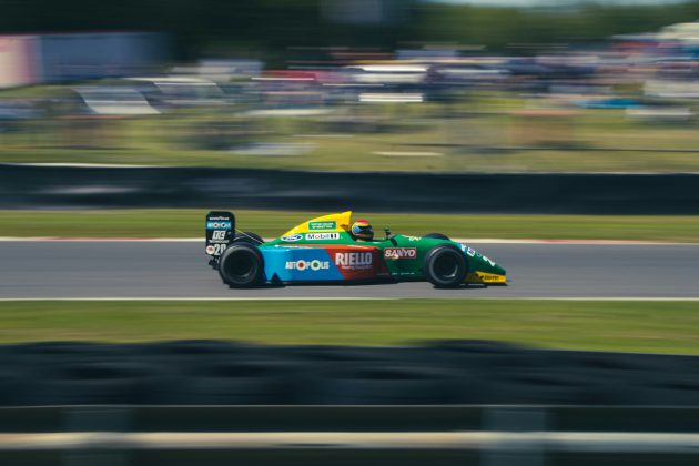 A seleção homenageia nomes que marcaram a história da categoria e ajudaram a moldar o esporte, incluindo o brasileiro Ayrton Senna, tricampeão mundial e um dos ícones do automobilismo (Foto: Unsplash)